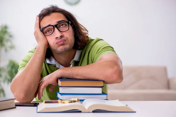 Giovane studente maschio preparazione per gli esami a casa — Foto Stock