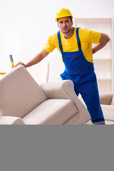 Joven contratista masculino en concepto de reubicación —  Fotos de Stock