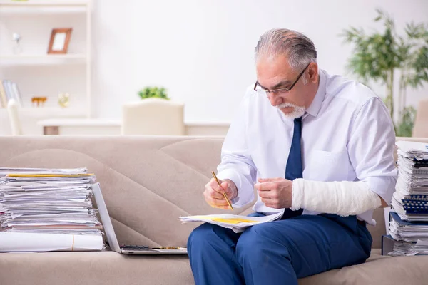 Åldrad affärsman anställd som arbetar hemifrån — Stockfoto