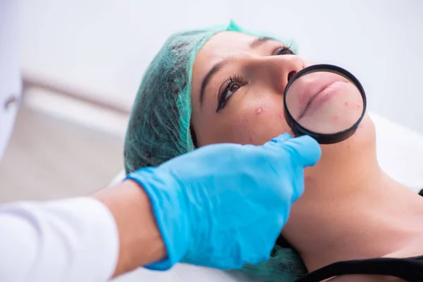 Mujer joven visitando dermatólogo médico masculino —  Fotos de Stock