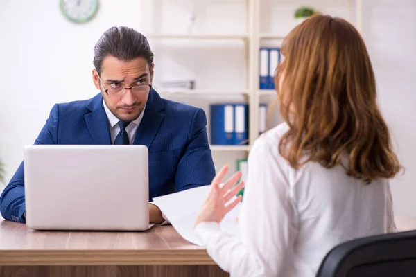 Business meeting between businessman and businesswoman — Stock Photo, Image