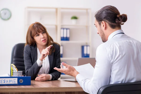 Ontmoeting tussen zakenman en zakenvrouw — Stockfoto