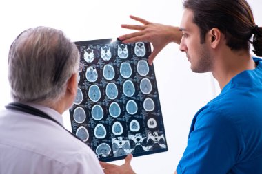 Klinikte çalışan iki erkek doktor.