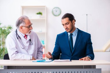 Erkek doktor ve iş adamı tıbbi projeyi tartışıyor