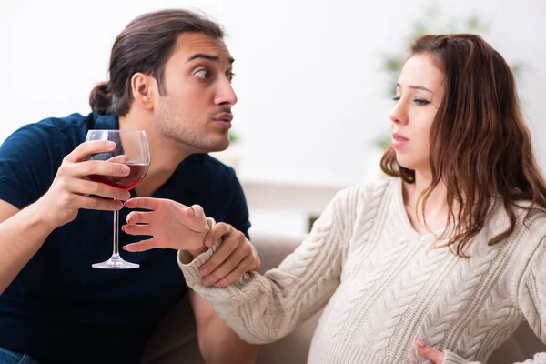 Hombre y mujer embarazada en concepto de alcoholismo — Foto de Stock