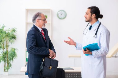 Erkek doktor ve iş adamı tıbbi projeyi tartışıyor