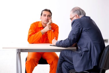 Duruşma öncesi gözaltı avukatıyla genç tutuklu toplantısı