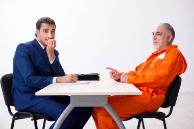 Duruşma öncesi gözaltı avukatıyla eski tutsak toplantısı