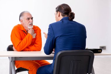 Duruşma öncesi gözaltı avukatıyla eski tutsak toplantısı