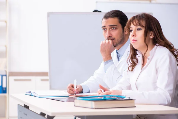 Medical students in the classroom — Stock Photo, Image