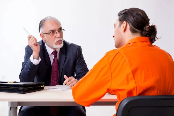 Jovem reunião em cativeiro com advogado em prisão preventiva — Fotografia de Stock