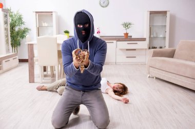 Gangster ve genç kadın soygun konsepti