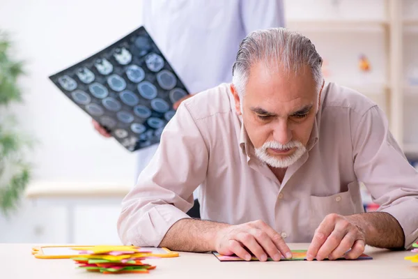 Doctor and patient suffering from Alzheimer disease — Stock Photo, Image