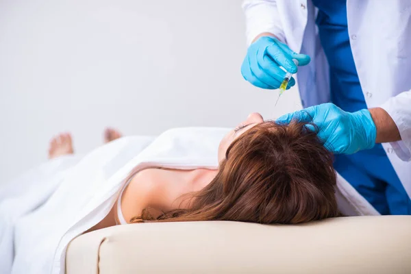 Forense de policía examinando cadáver en morgue — Foto de Stock