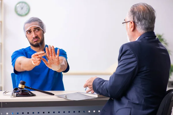 Adliyedeki erkek doktor avukatla toplantıda. — Stok fotoğraf