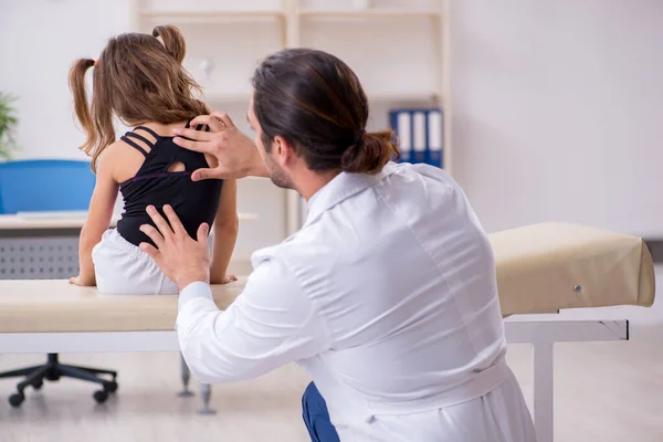 Niña visitando joven médico masculino — Foto de Stock