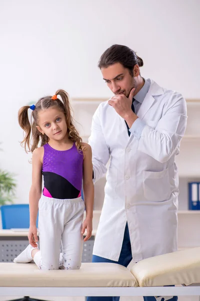 Маленькая девочка навещает молодого врача — стоковое фото