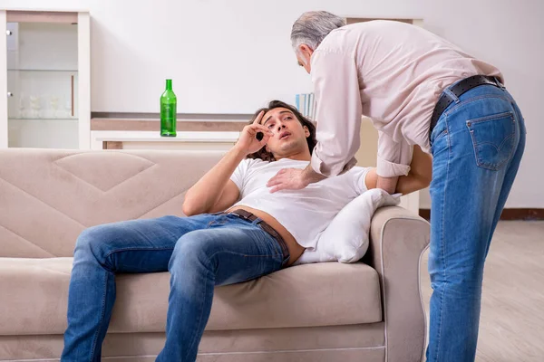 Homem com problema de bebida e a família — Fotografia de Stock