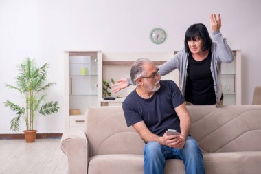 Yaşlı çift evde tartışıyor.