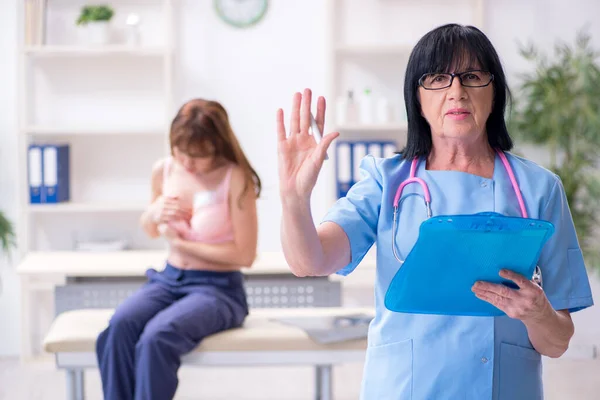 Jonge vrouw bezoekt oude arts oncoloog bij borstkanker — Stockfoto