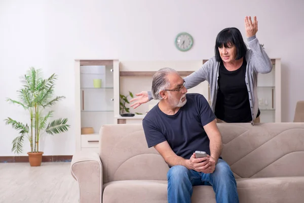 Casal velho tendo discussão em casa — Fotografia de Stock