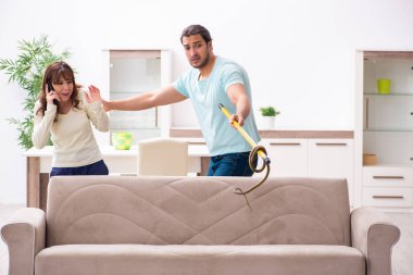 Genç çift ve yılan dairede.