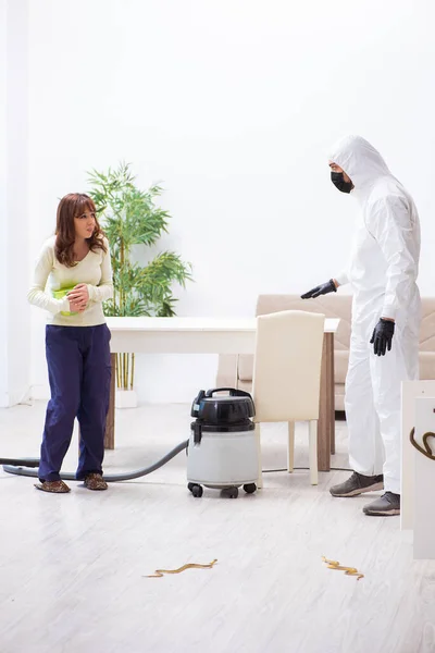 Junger Bauunternehmer vernichtet Schlangen in der Wohnung — Stockfoto