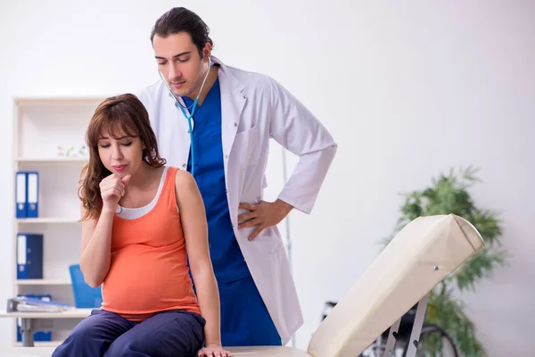 Беременная женщина посещает врача-гинеколога — стоковое фото
