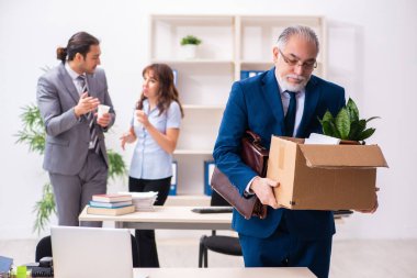 Ofiste çalışan iki erkek ve bir kadın çalışan.