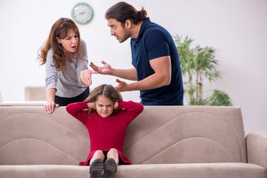 Genç bir çift ve aile içi çatışma konsepti.