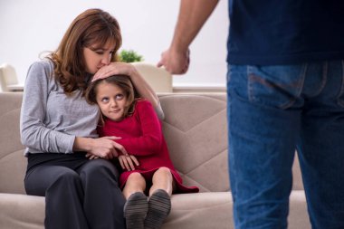 Genç bir çift ve aile içi çatışma konsepti.