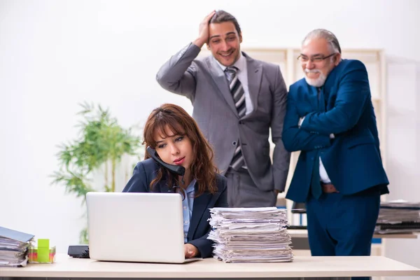 Two male and one female employees working in the office — Stock Photo, Image