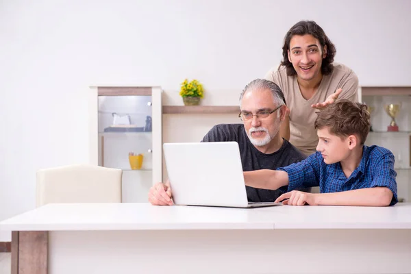 Nagyapa új technológiát tanul a fiától és unokájától. — Stock Fotó