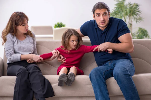 Giovane coppia e la loro figlia nel concetto di conflitto familiare — Foto Stock