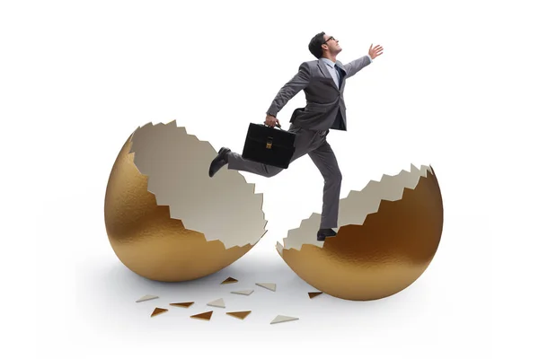 Geschäftsmann bricht aus goldenem Ei aus — Stockfoto