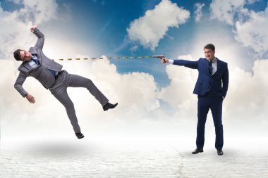 Silahlı bir işadamı rakibini tehdit ediyor.