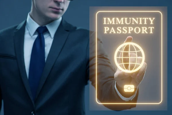 Konzept des Immunitätspasses - virtueller Knopf drücken — Stockfoto