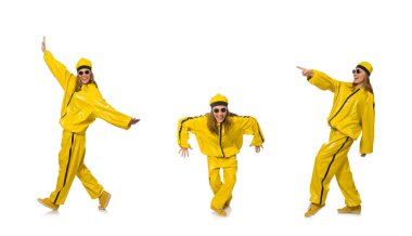 Sarı takım elbiseli kadın beyazda yalnız.