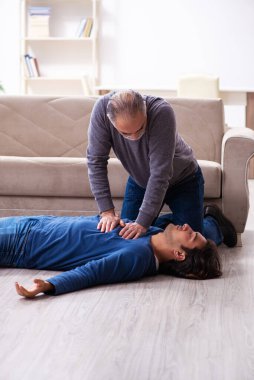 Büyükbaba ve torun ilk yardım konseptinde.