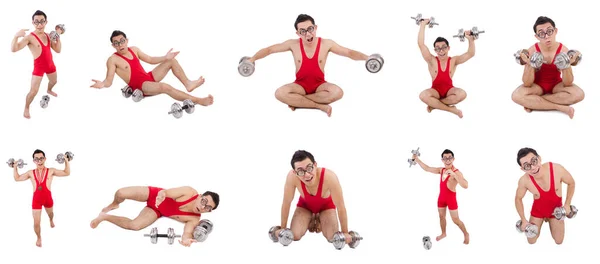 Zábavný chlapík, cvičení s činkami na bílém pozadí — Stock fotografie