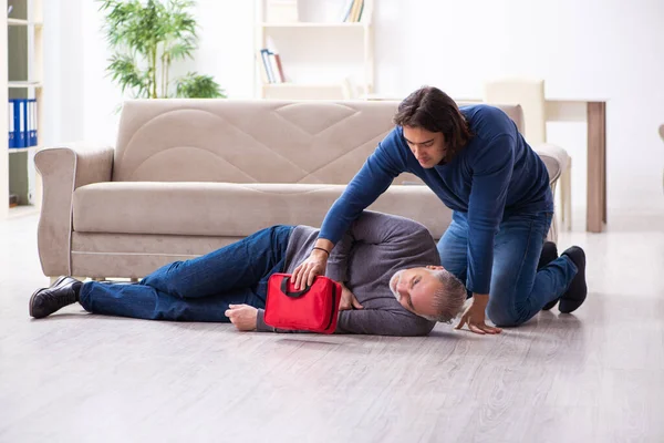 Farfar och sonson i första hjälpen koncept — Stockfoto