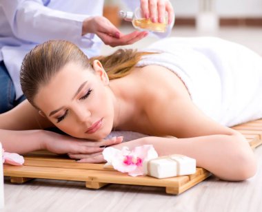 Salondaki spa prosedürü sırasında genç bir kadın.