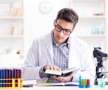 Kimya öğrencisi sınıfta kimyasal deneyler yapıyor.