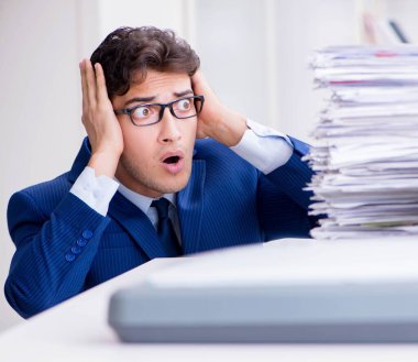 İşadamı kopyalama makinesinde kopyalama yapıyor