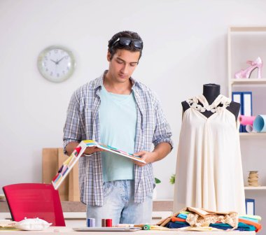 Atölyesinde çalışan yakışıklı bir terzi.