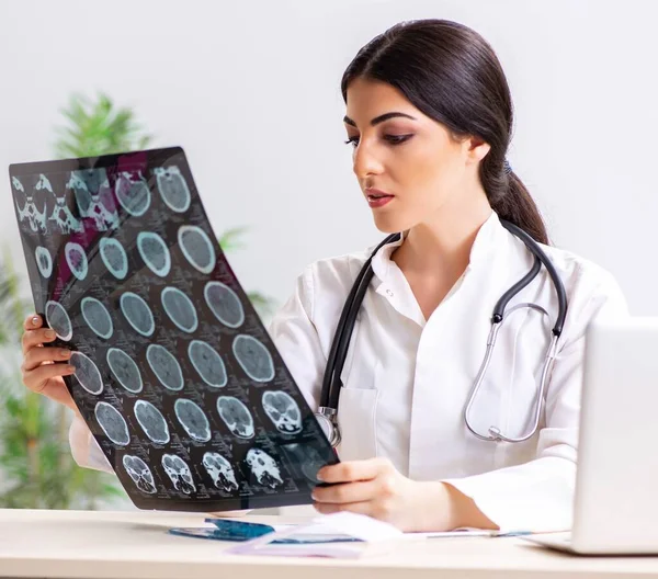 Жінка-лікар радіолог з рентгенівським зображенням — стокове фото