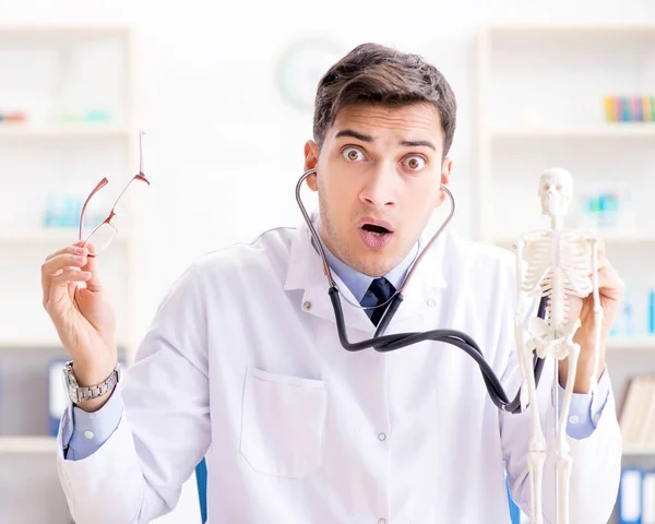 Lekarz wyjaśniający ludzkie ciało na szkielecie — Zdjęcie stockowe