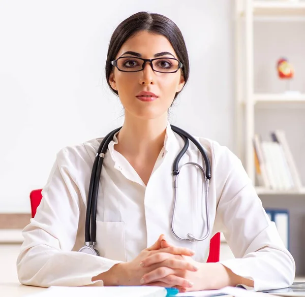 Hastanede çalışan kadın doktor. — Stok fotoğraf