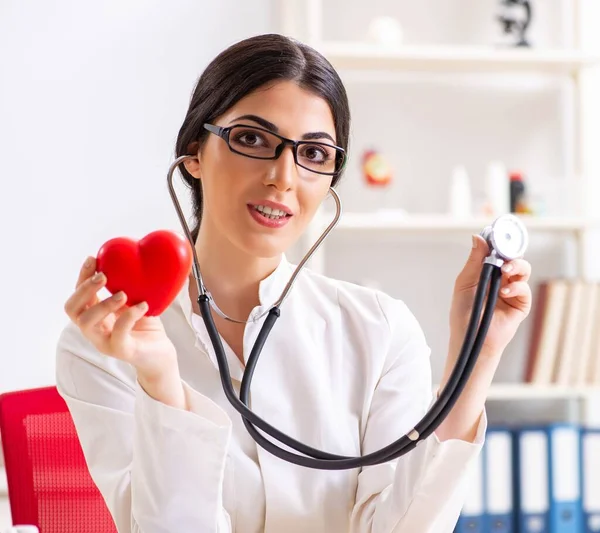 Joven doctor en concepto de cuidado del corazón —  Fotos de Stock