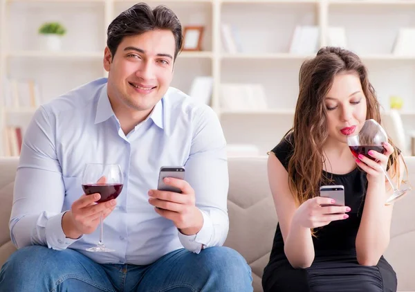 Νεαρό ζευγάρι πίνοντας κρασί σε ρομαντική έννοια — Φωτογραφία Αρχείου